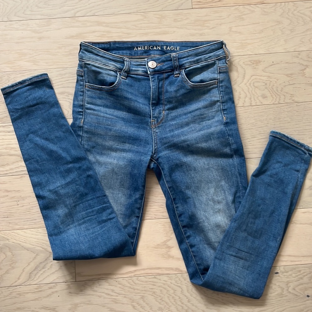 American Eagle jeans in excellent condition no rips/tears/ holes in blue
